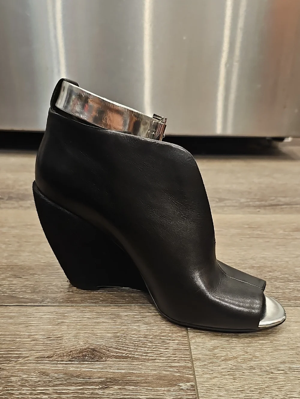 Kenneth Cole New York Silver Peep Toe Broome Wedges Black Leather Heels SZ 7.5